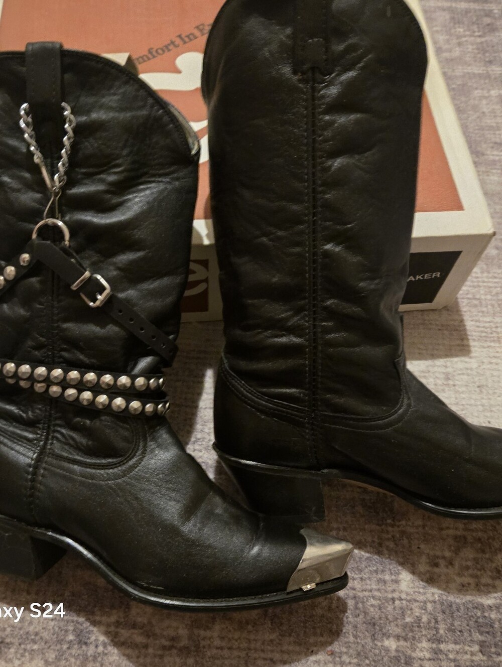 Womens Size 10 Vinyage 70's Studded Western Cowgirl Boots with Silver Toe Caps.